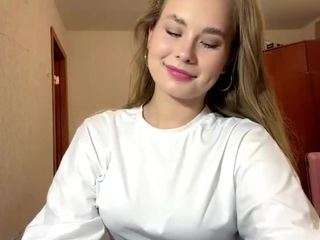 Maelle live cam preview
