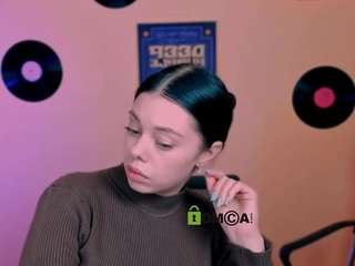 laura-dark1