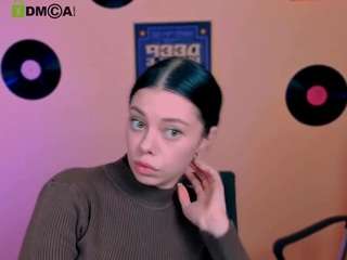 laura-dark1