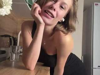 Christalurie's cam show statistics and live stream