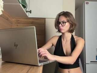 Christalurie's cam show statistics and live stream