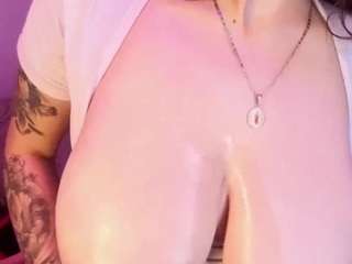 naomy-whitee