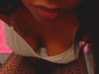 TaraMiller live cam preview