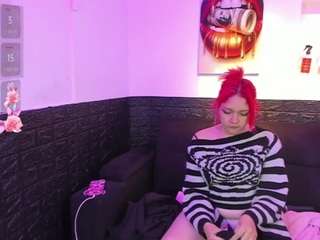 Moon-Velvet18 live cam preview