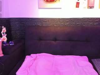 Moon-Velvet18 live cam preview
