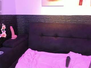 Moon-Velvet18 live cam preview