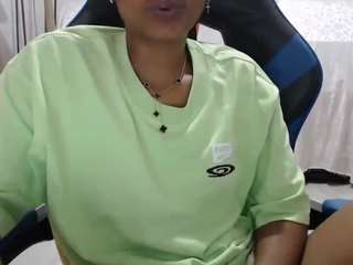 yohatinelly webcam model