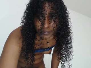 yohatinelly webcam model