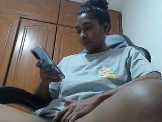 yohatinelly Shaved-pussy live webcam