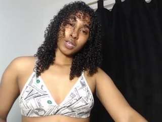 yohatinelly webcam model