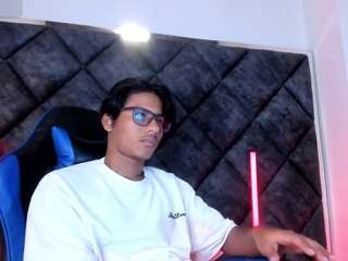 le modèle liamkron est en webcam porno dans un show sur le site camsoda, il possède les tags suivants: big balls,black hair,brown eyes,brunette hair,cum,facial,handjob,latino,muscular,no drinking,no smoking,orgasm,tease,toy,hd