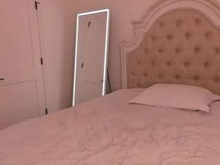 queen-sofie's CamSoda show and profile