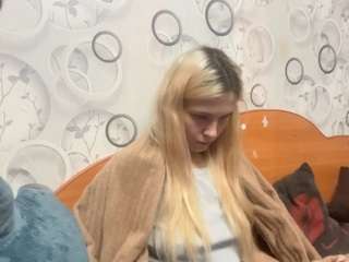 Kira live cam preview