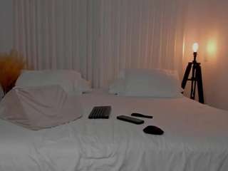 Live webcam model winedams on Soda Cams