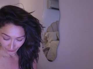 azaleiia's CamSoda show and profile