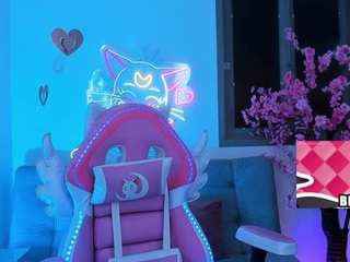 annalyynn's CamSoda show and profile