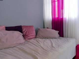 mollyybloom's CamSoda show and profile