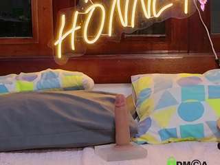 Live webcam model amyhonney on Soda Cams