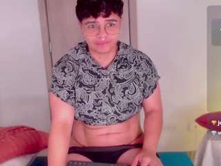Este modelo está ao vivo agora. isabellamout
