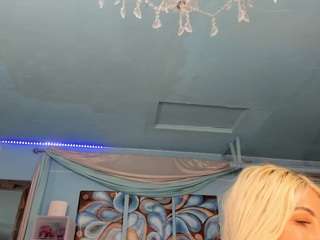 이 모델은 현재 라이브 중입니다. adrianna777