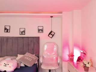 ivynaugthyqueen Live Webcam on CamSoda