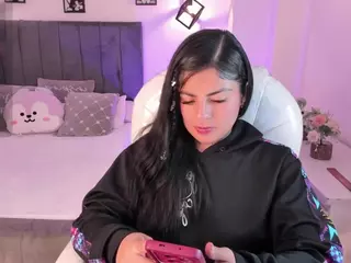 ivynaugthyqueen's Live Sex Cam Show