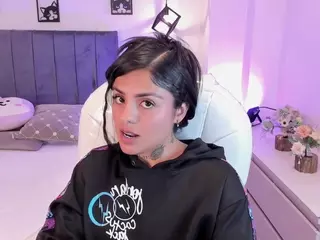 ivynaugthyqueen's Live Sex Cam Show