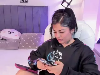ivynaugthyqueen's Live Sex Cam Show