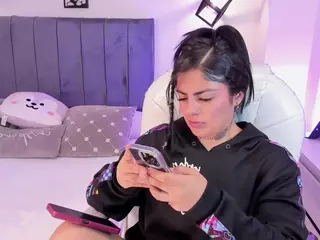 ivynaugthyqueen's Live Sex Cam Show