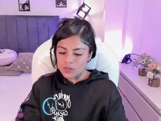 ivynaugthyqueen's Live Sex Cam Show