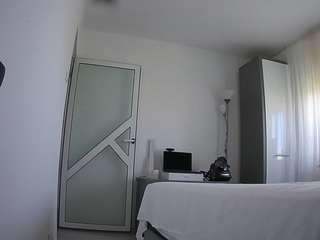 Model ini sedang live sekarang. voyeurcam-charmhellen-kitchen