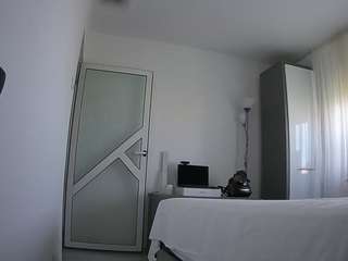Este modelo está ao vivo agora. voyeurcam-charmhellen-kitchen