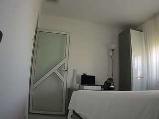 このモデルは現在ライブ中です。 voyeurcam-charmhellen-kitchen