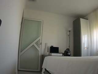 Acest model este live acum. voyeurcam-charmhellen-kitchen