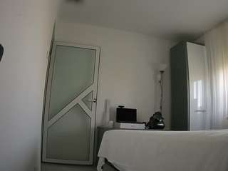 Este modelo está ao vivo agora. voyeurcam-charmhellen-kitchen