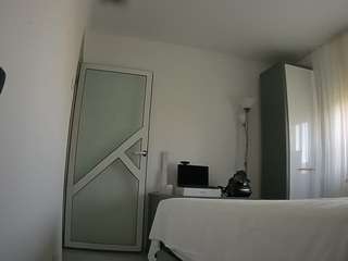 Dit model is nu live. voyeurcam-charmhellen-kitchen