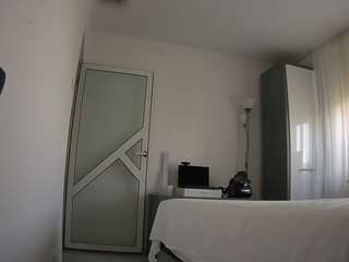 Model ini sedang live sekarang. voyeurcam-charmhellen-kitchen
