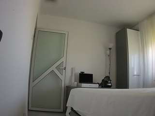 Dit model is nu live. voyeurcam-charmhellen-kitchen