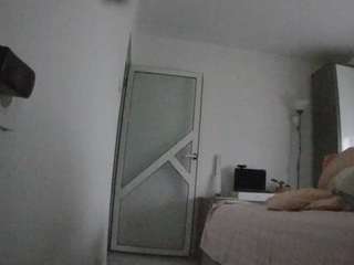 voyeurcam-charmhellen-kitchen