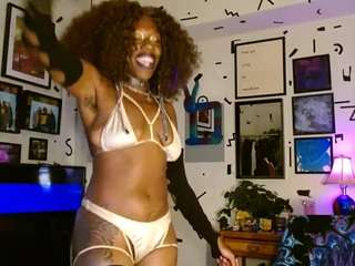 moebootyrayna Live Webcam on CamSoda