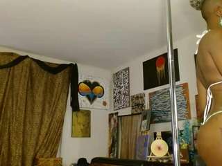 moebootyrayna webcam model