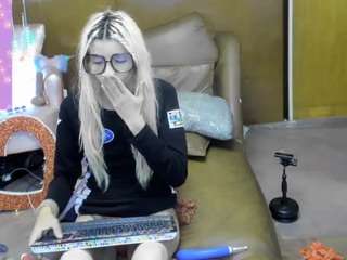 skinnyteen Live Webcam on CamSoda