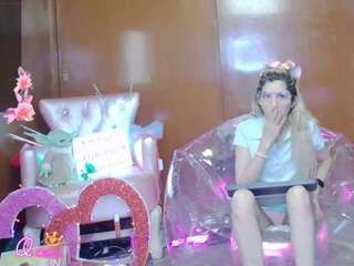 skinnyteen Live Webcam on CamSoda