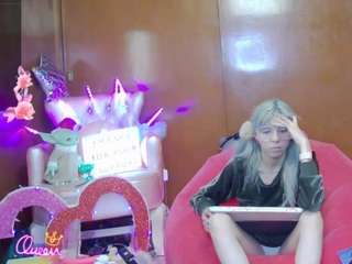 Este modelo está ao vivo agora. skinnyteen