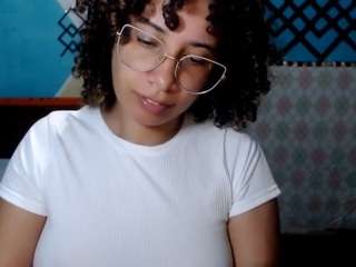 le modèle nadiablack est en webcam porno dans un show sur le site camsoda, il possède les tags suivants: babygirl,lingerie,toys,tease,tattoos,strip,solo,bedroom,living room,lovense,feet,daddysgirl,cute,cumshow,cumshot,cum,brown-eyes,black-hair,big-nipples,ass