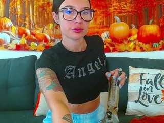 tighttinymilf webcam