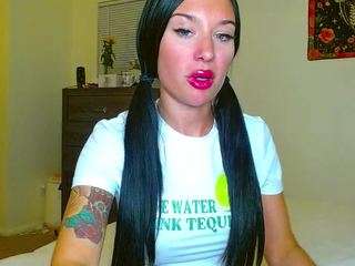 tighttinymilf webcam model