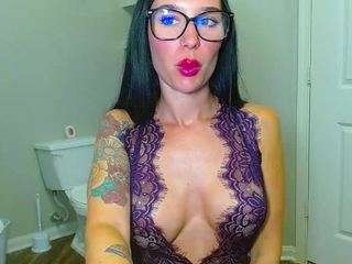 Live webcam model tighttinymilf on Soda Cams