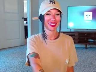 Live webcam model tighttinymilf on Soda Cams