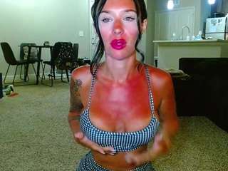 tighttinymilf's CamSoda show and profile